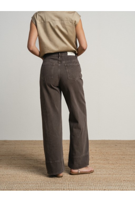 JEANS CON COSTURAS COLOR MARRON