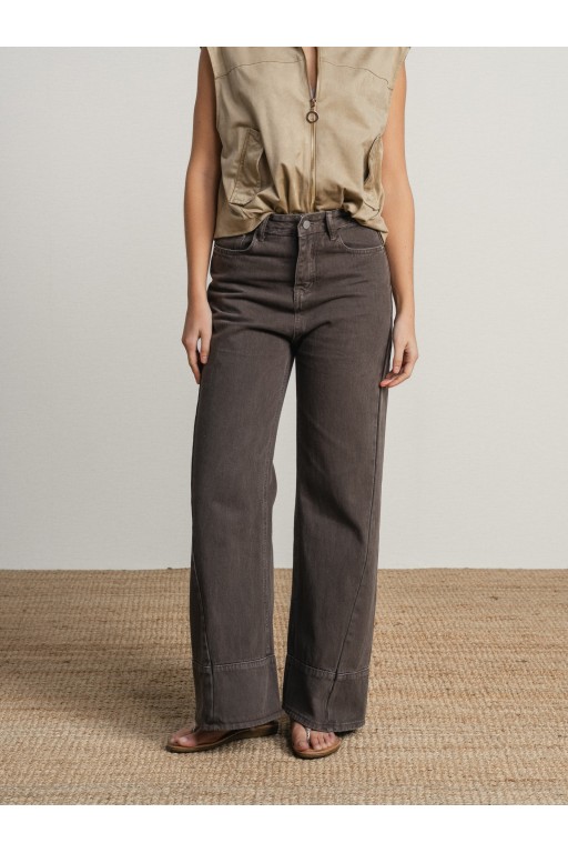 JEANS CON COSTURAS COLOR MARRON